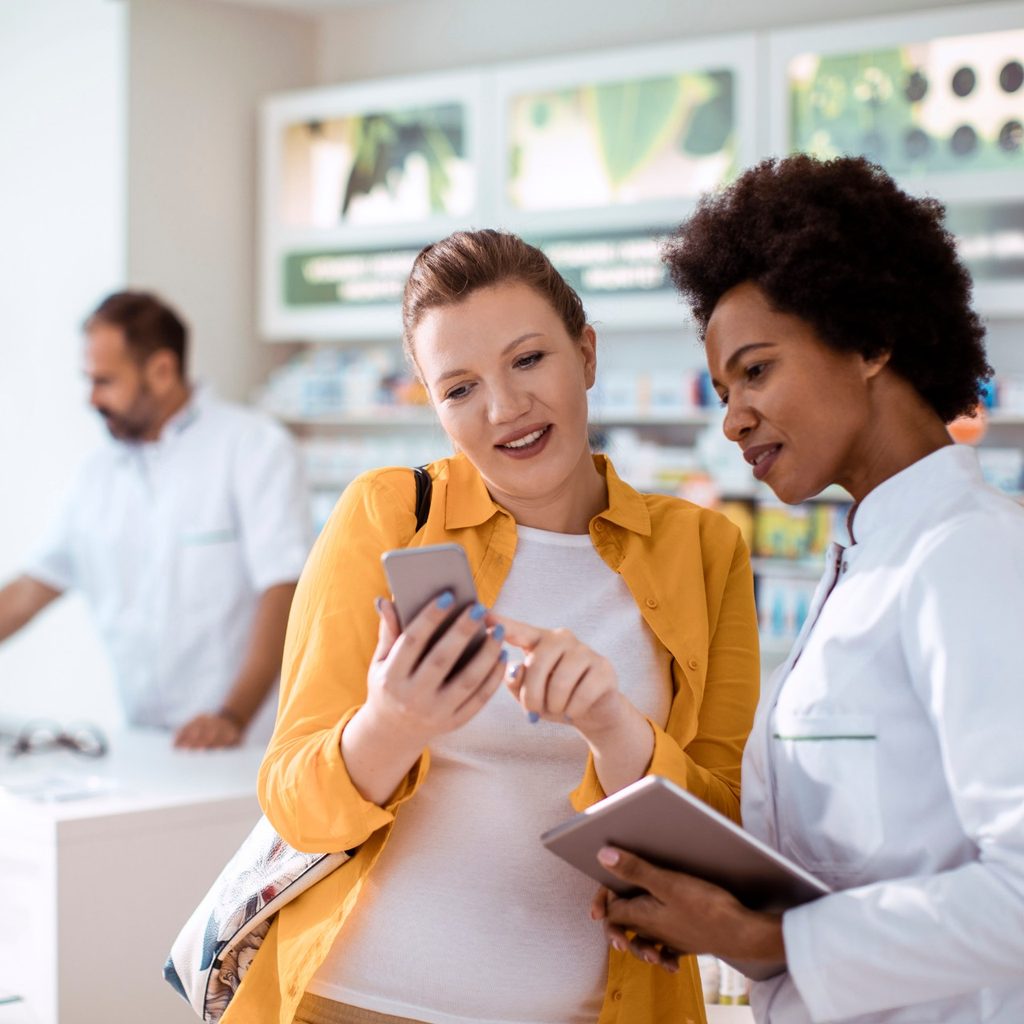 Pregnany woman talking with pharmacist