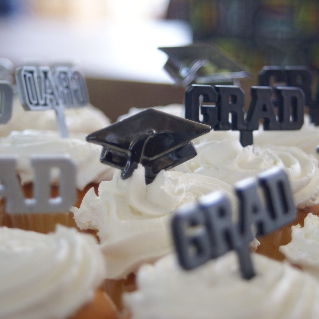 Graduation cupcakes with cap decorations