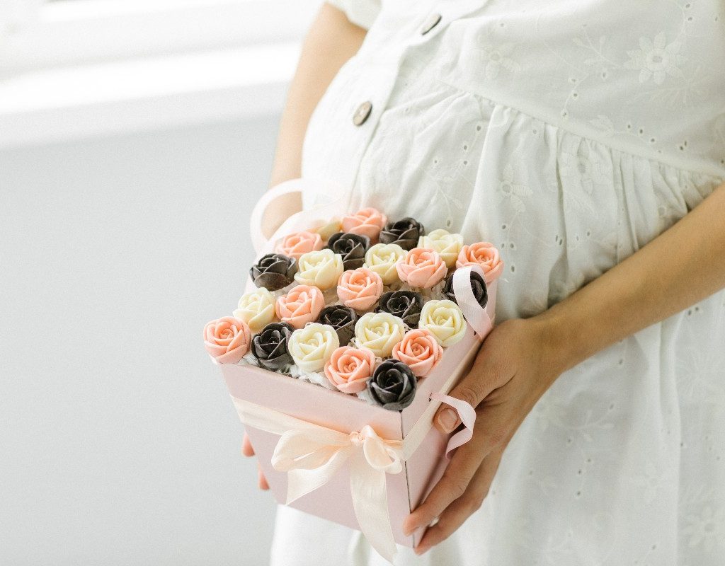 A pregnant woman with flowers