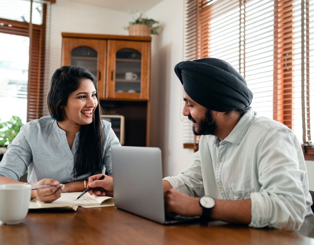couple-researching-vacation