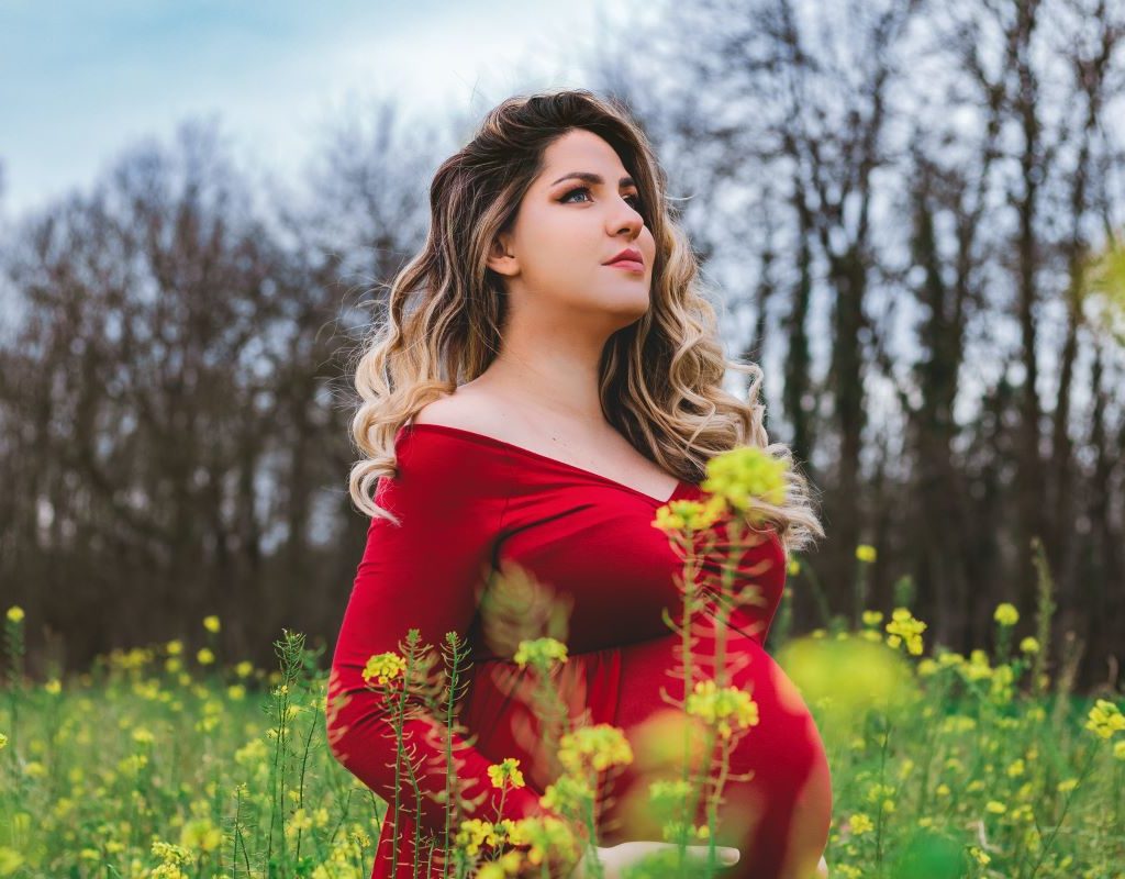 a pregnant lady with highlighted hair