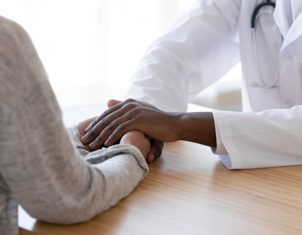 Doctor talking to pregnant patient