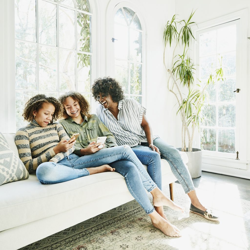 mother-bonding-tween-daughters