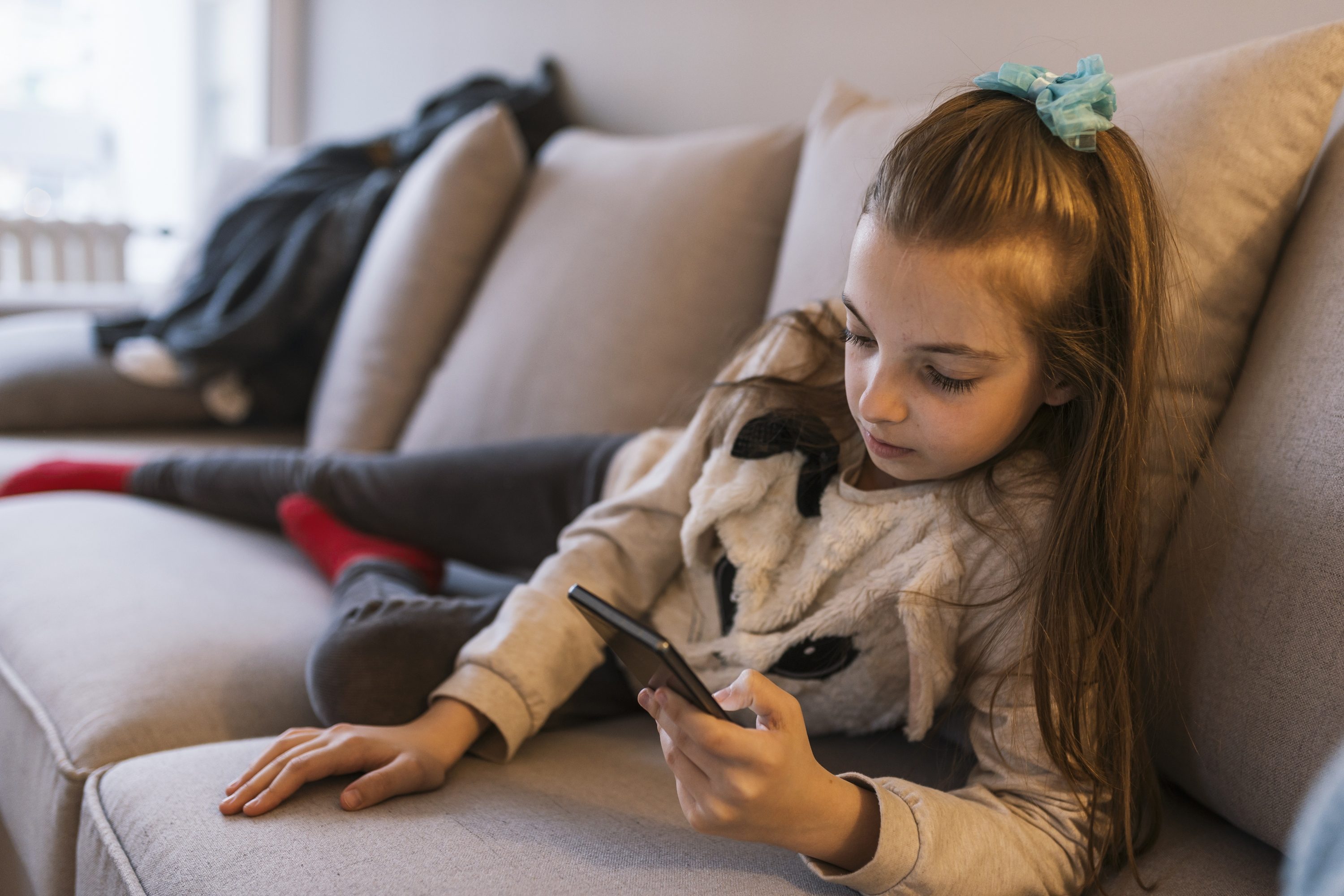 tween-girl-texts-phone