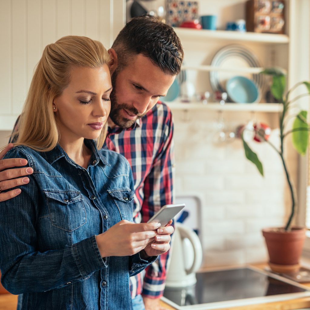 couple scrolling phone