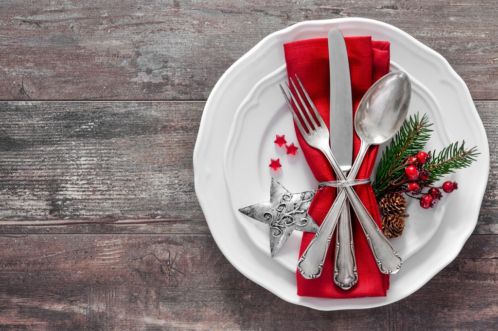 pretty holiday place setting for Christmas dinner