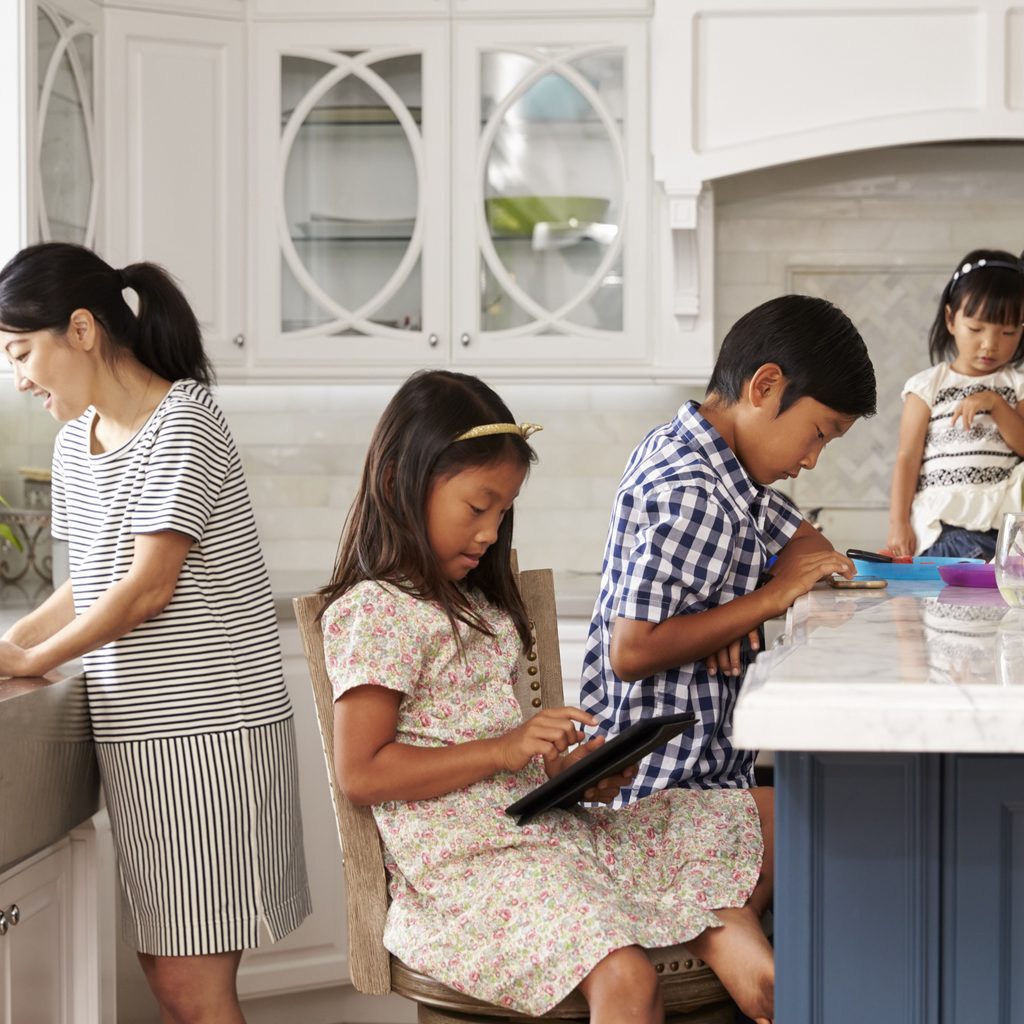 busy-family-coordinating-schedules