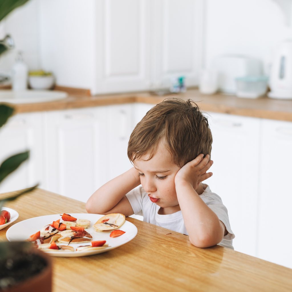 toddler-throwing-food2
