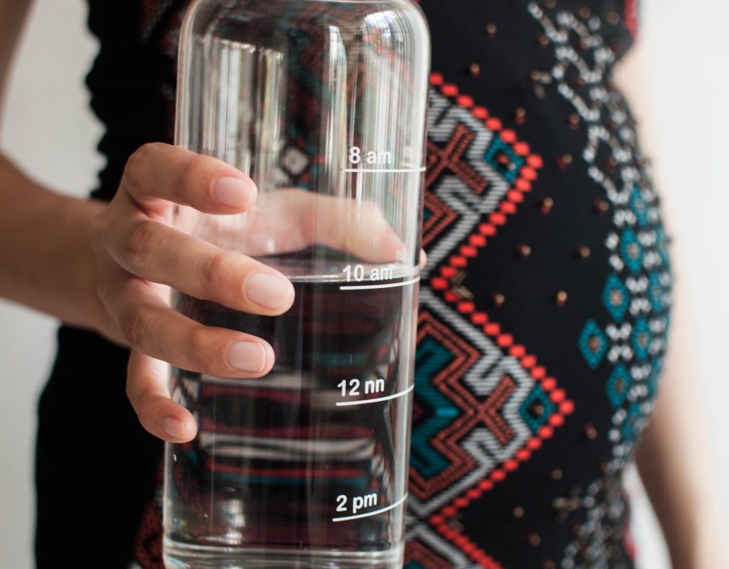 pregnant-woman-drinking-water