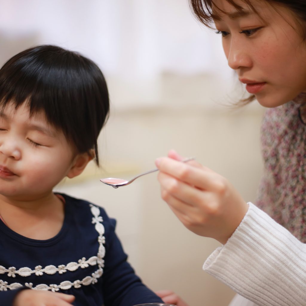 giving-toddlers-medicine