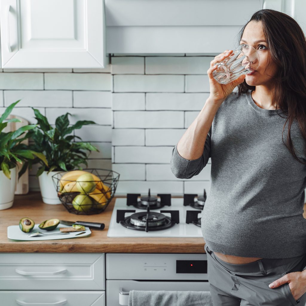 pregnant-woman-drinking-water2