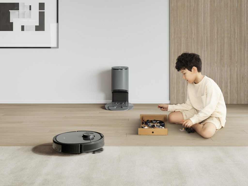 N8 PRO+ lifestyle image with child nearby