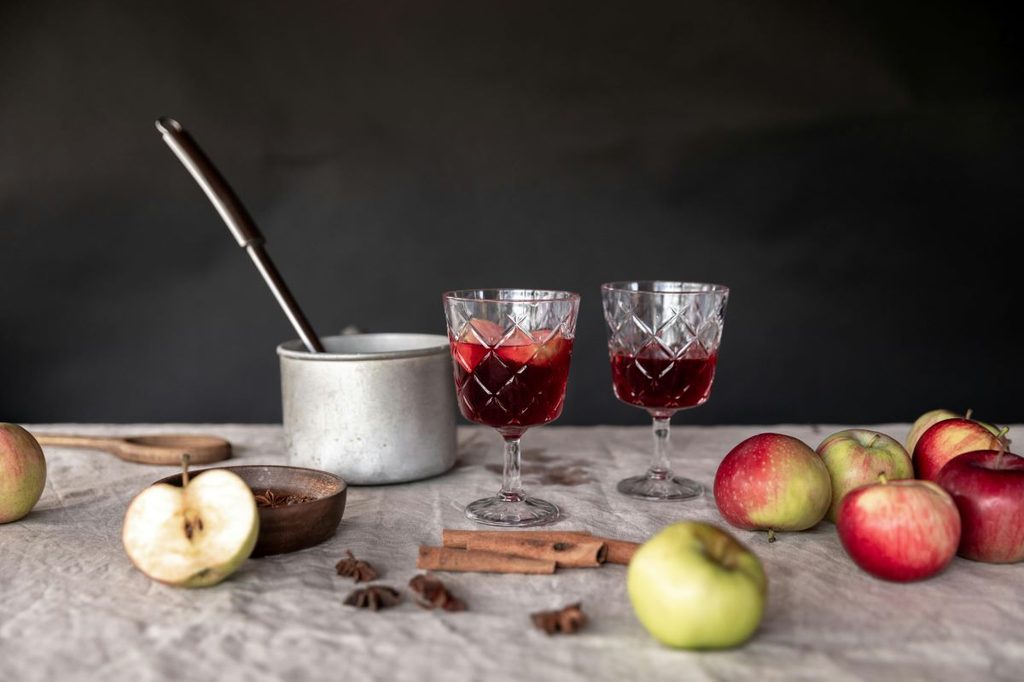 pot and glasses for apple fall mocktails