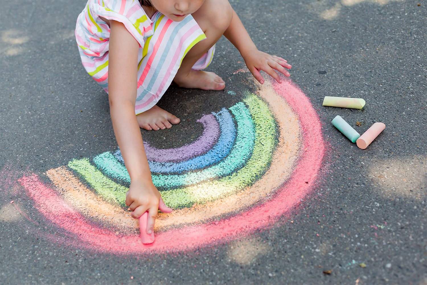 Easy Sidewalk Chalk Art Activity - Mama of Minis