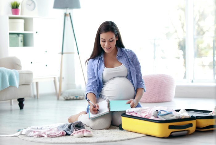 postpartum supplies pregnant woman packing hospital bag