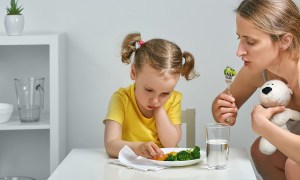 Child not liking vegetables at dinner with mother