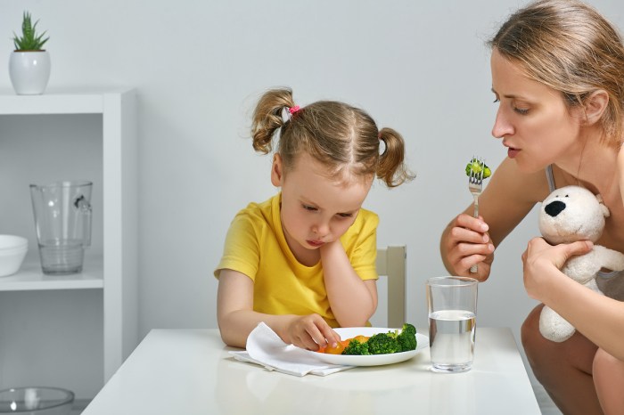 Child not liking vegetables at dinner with mother