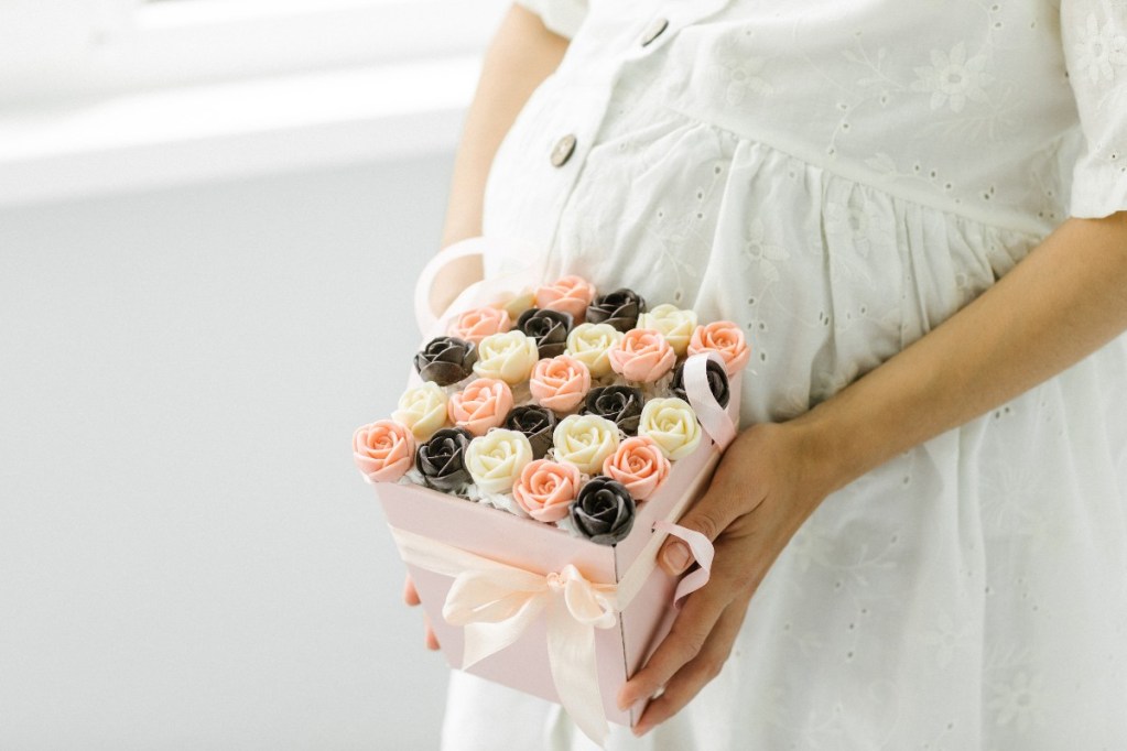 A pregnant woman with flowers