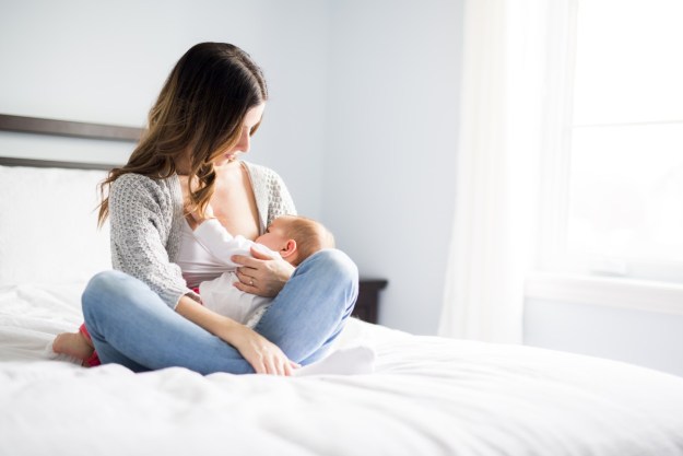 https://www.newfolks.com/wp-content/uploads/sites/6/2021/03/mom-breastfeeding-baby-on-bed.jpg?resize=625%2C417&p=1