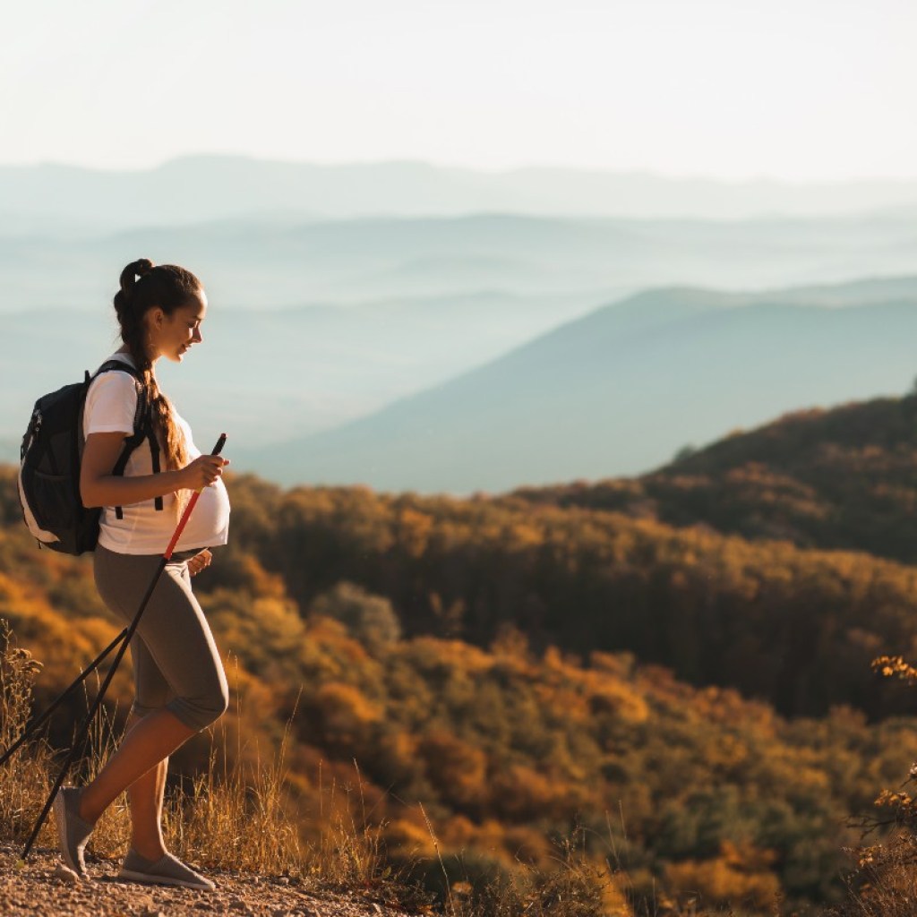 pregnant mom on hike