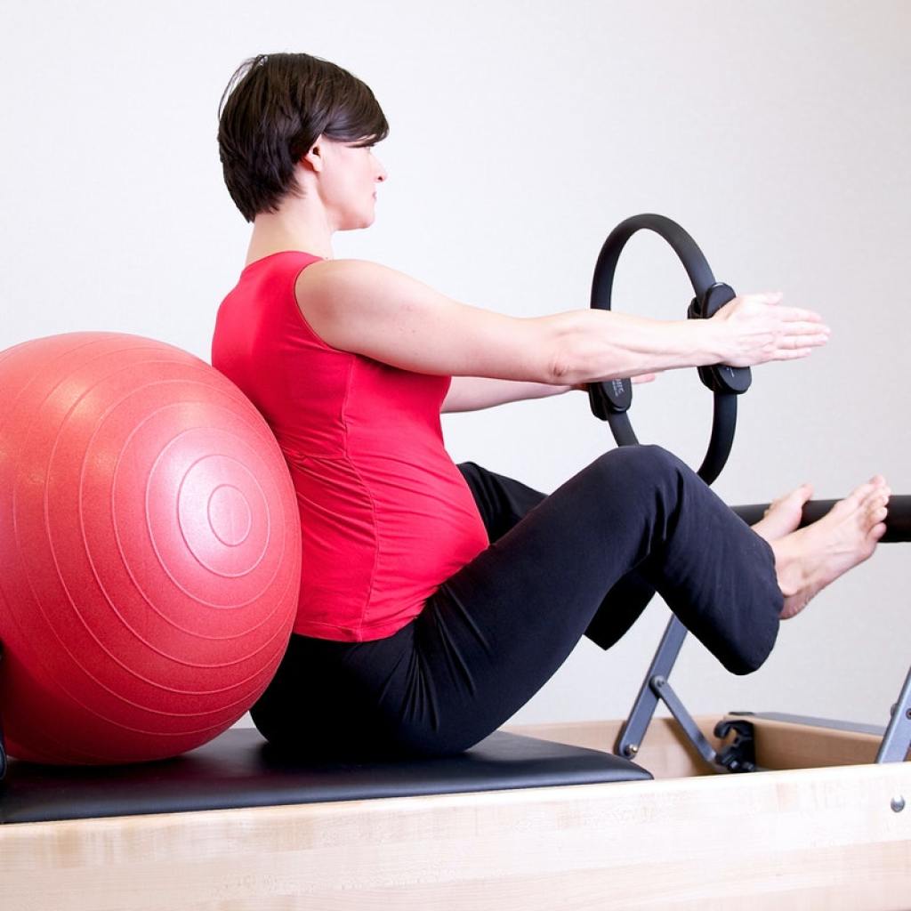 pregnant woman strengthening back
