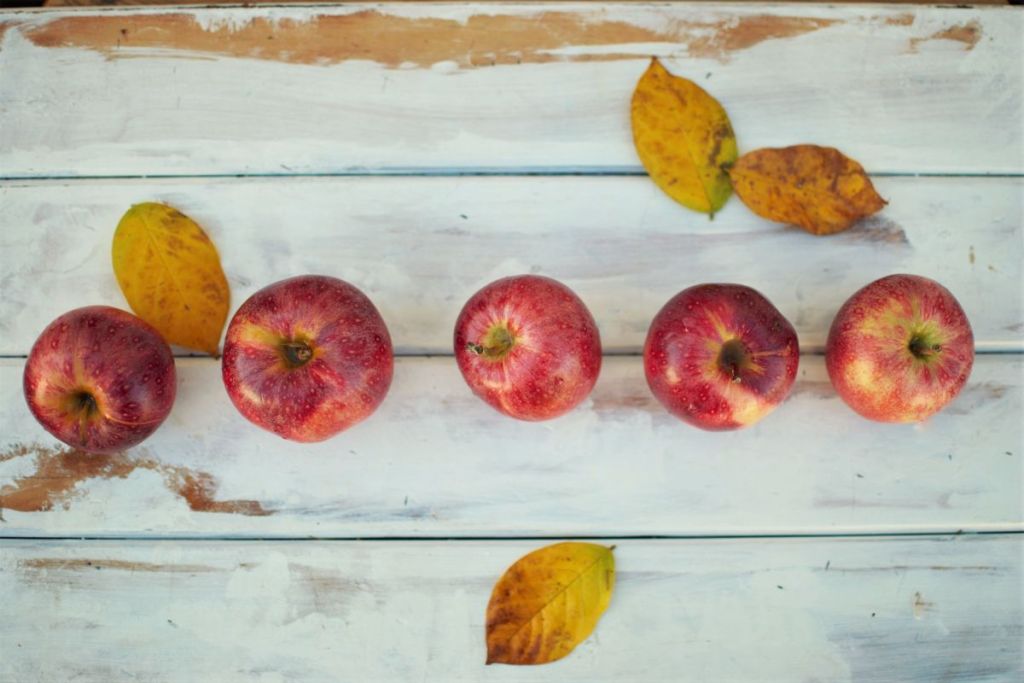 Apples lined up