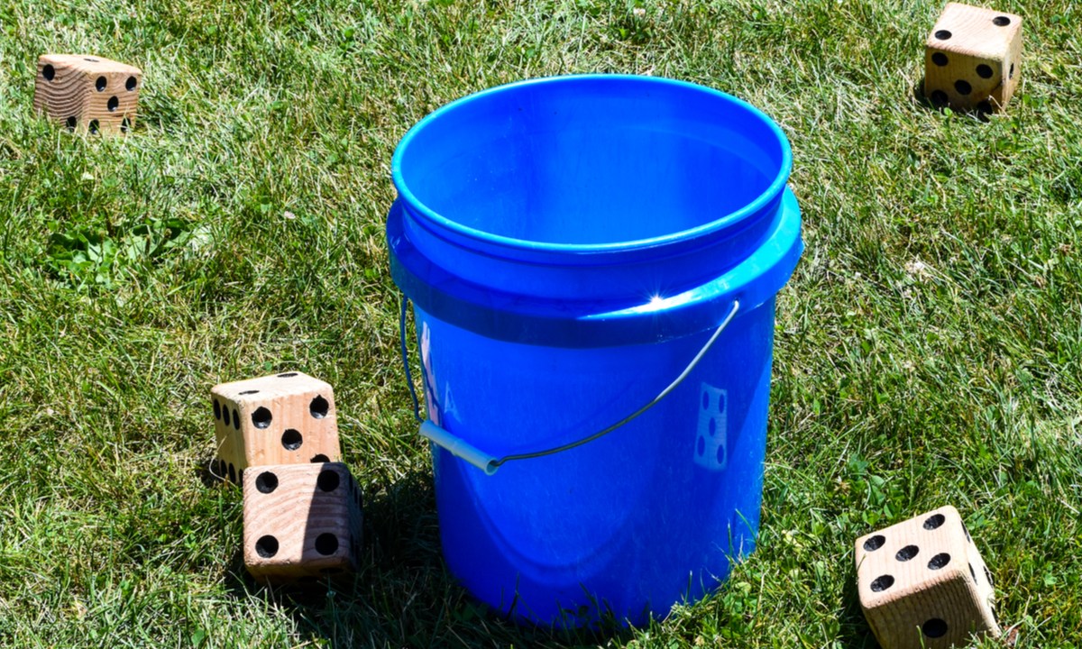 Yard dice game set