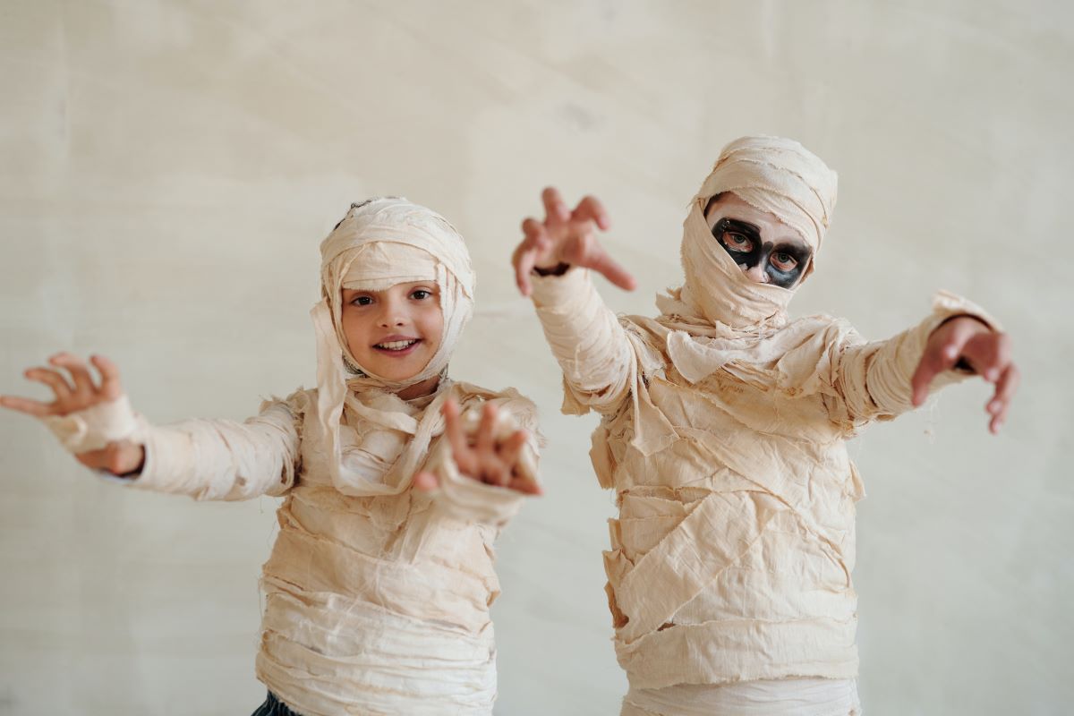 children dressed as mummies