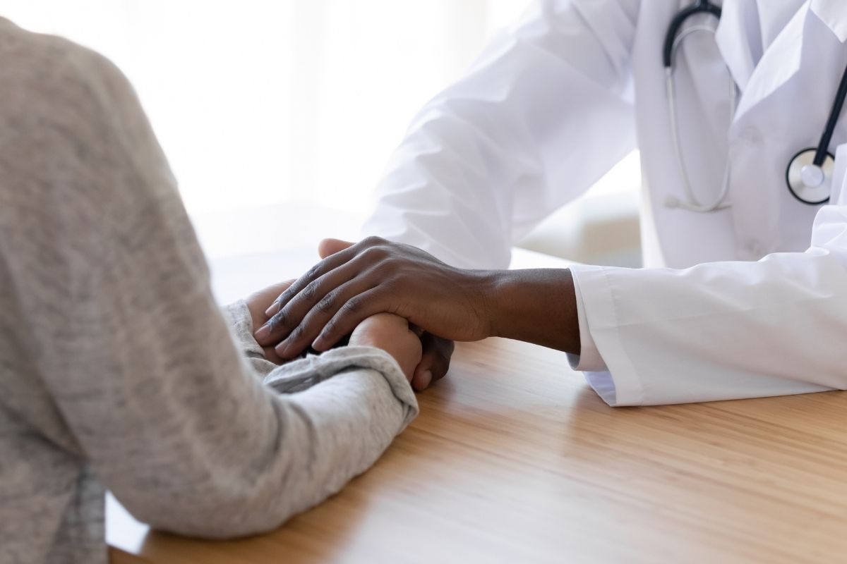 Doctor talking to pregnant patient