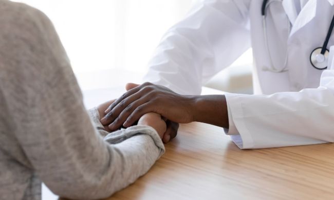 Doctor talking to pregnant patient