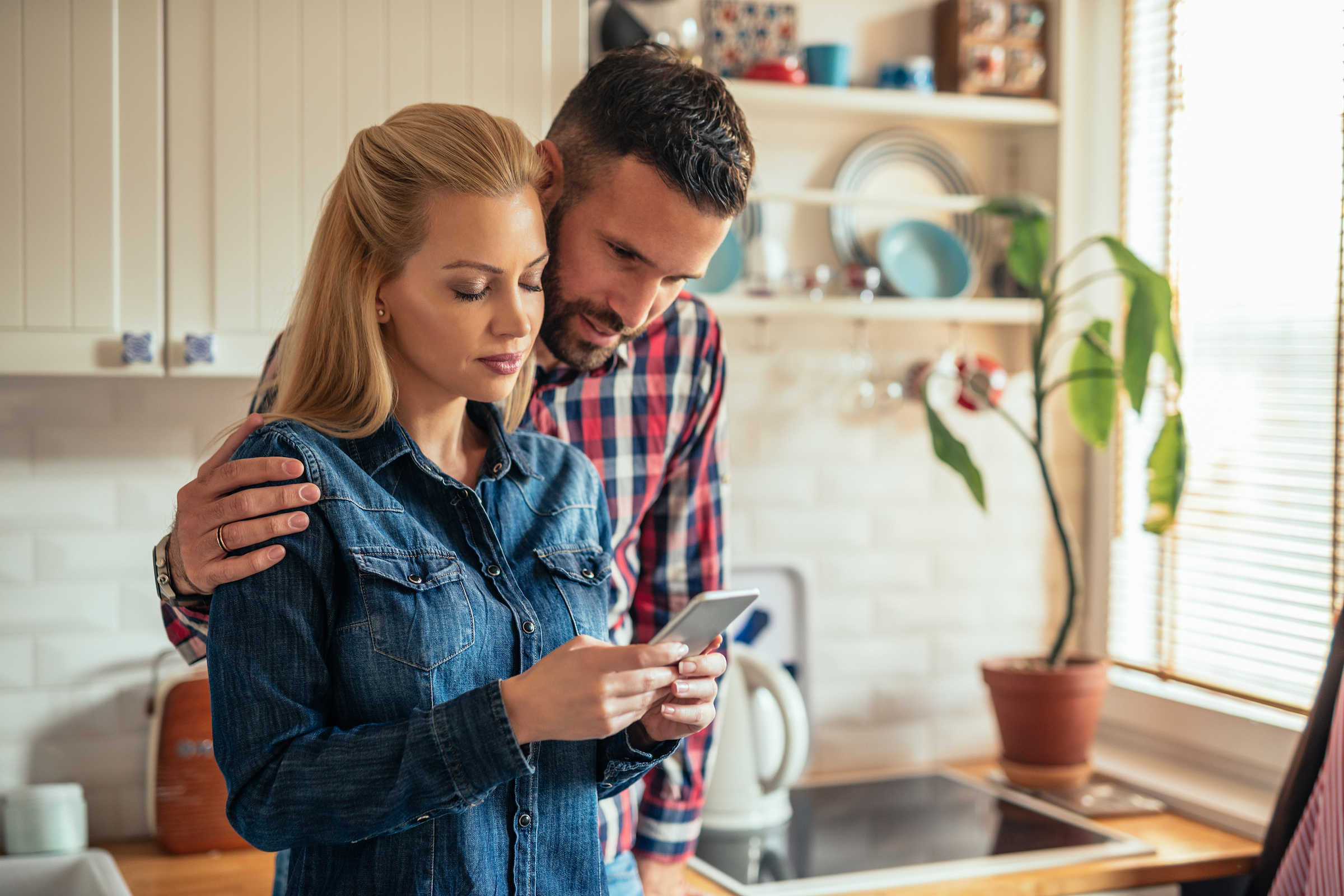 couple scrolling phone