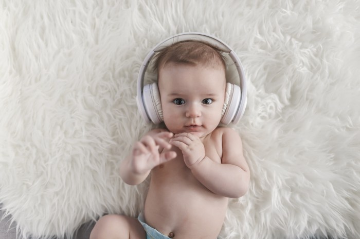 baby-listening-to-music-on-headphones