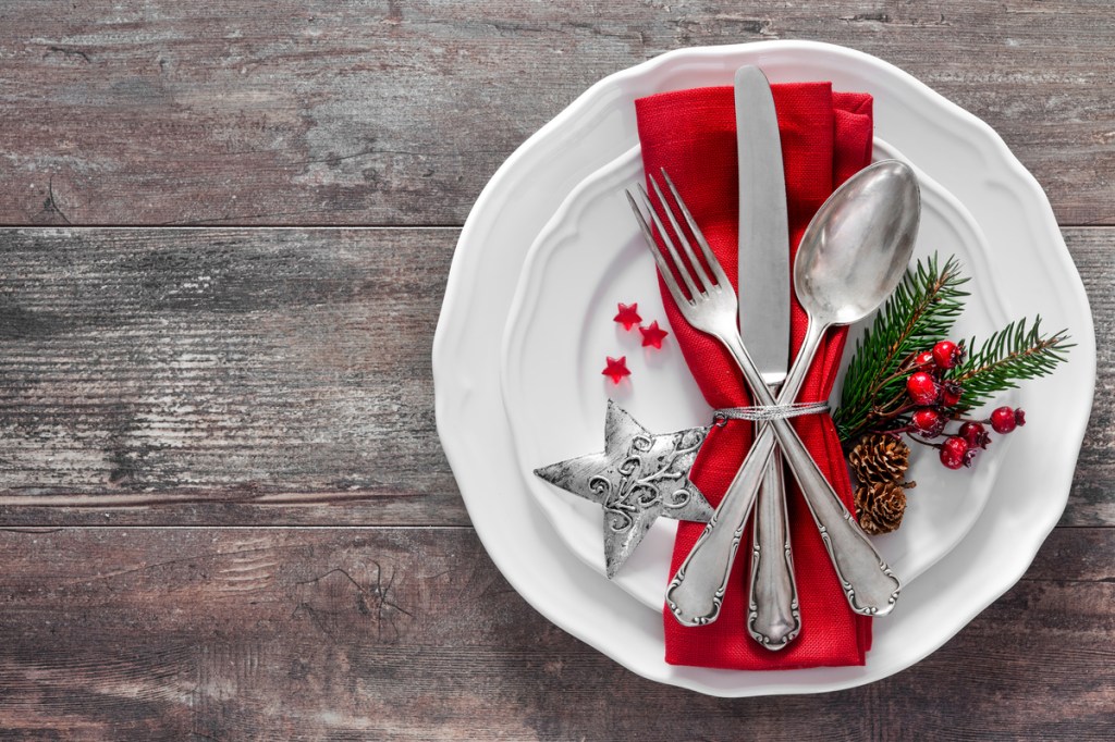 pretty holiday place setting for Christmas dinner