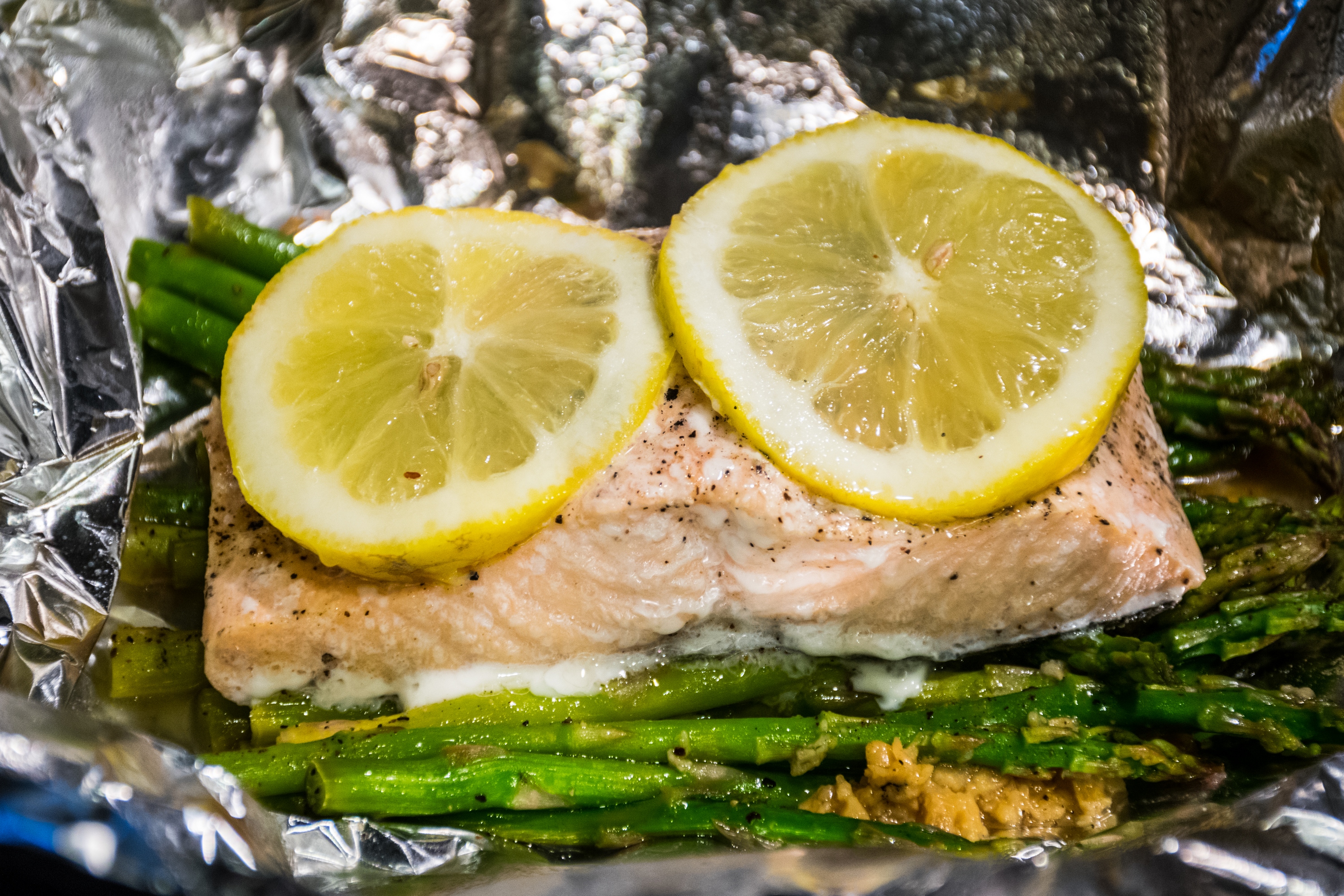 Salmon cooked with lemon slices and asparagus