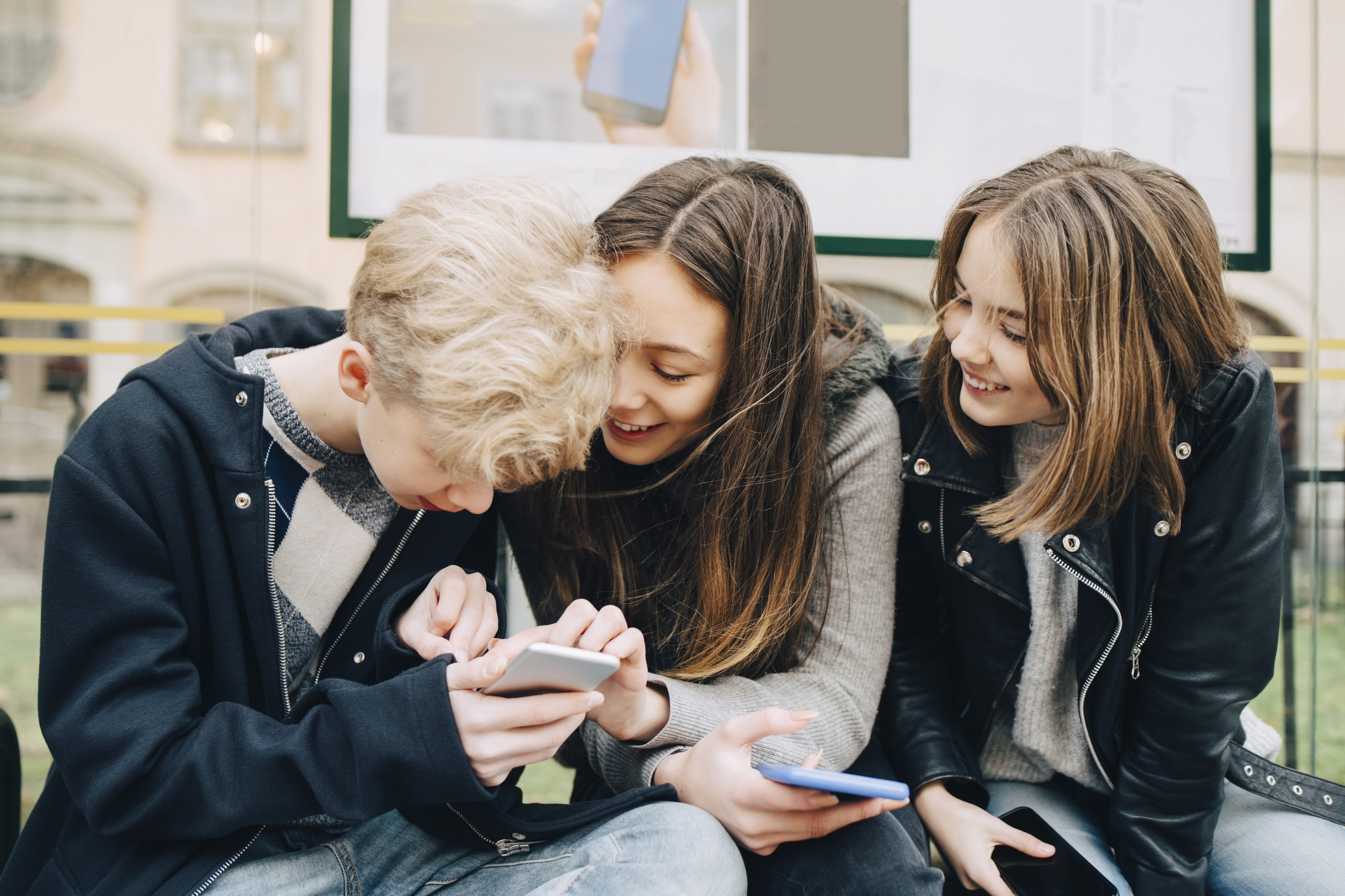 teen-using-snapchat
