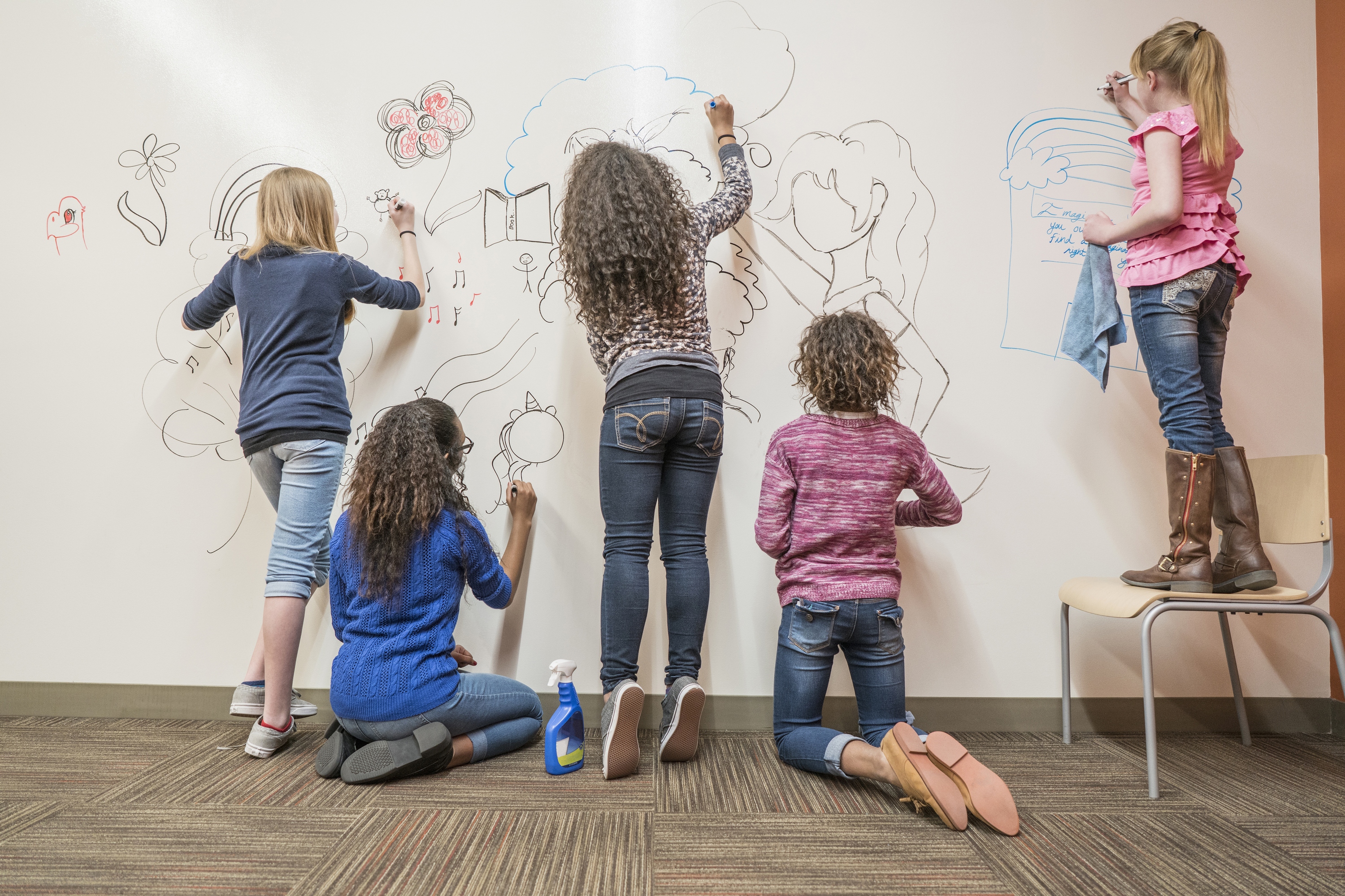 Kids drawing a mural