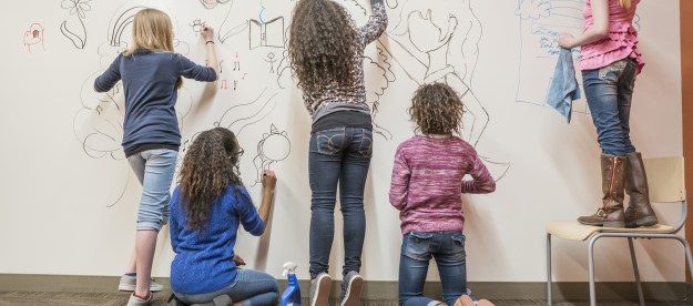 Kids drawing a mural