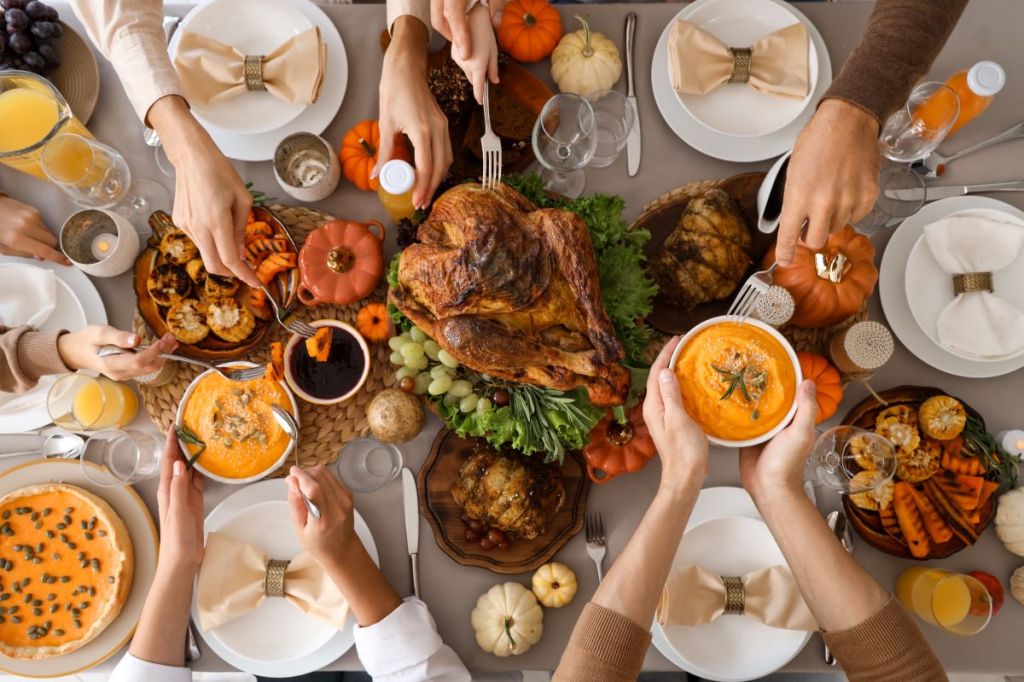 table full of family eating their Thanksgiving dinner